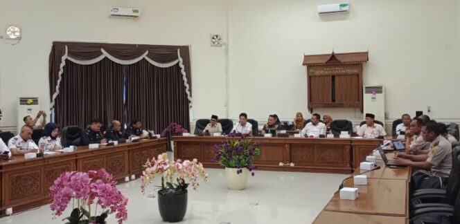 
					Rapat Dengar Pendapat (RDP) Komisi II DPRD Kota Tanjungpinang bersama sejumlah instansi terkait membahas aktivitas muatan KM Kalimas Utama yang diberangkatkan dari Pelabuhan Sri Payung, Kijang Lama, Kota Tanjungpinang.