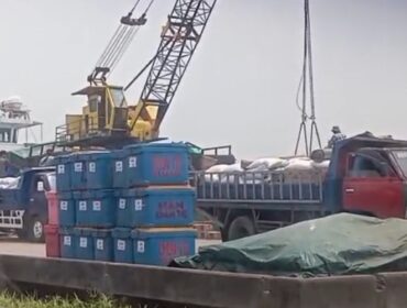 Pergerakan 2.712  Sak beras berbagai merek yang akan diberangkatkan dari Kota Tanjungpinang menuju Kabupaten Sambas, Kalimantan Barat, menggunakan KM Kalimas Utama pada Sabtu (5/9/2026), menjadi sorotan. Foto: Suaib 