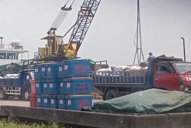 
					Pergerakan 2.712  Sak beras berbagai merek yang akan diberangkatkan dari Kota Tanjungpinang menuju Kabupaten Sambas, Kalimantan Barat, menggunakan KM Kalimas Utama pada Sabtu (5/9/2026), menjadi sorotan. Foto: Suaib 
