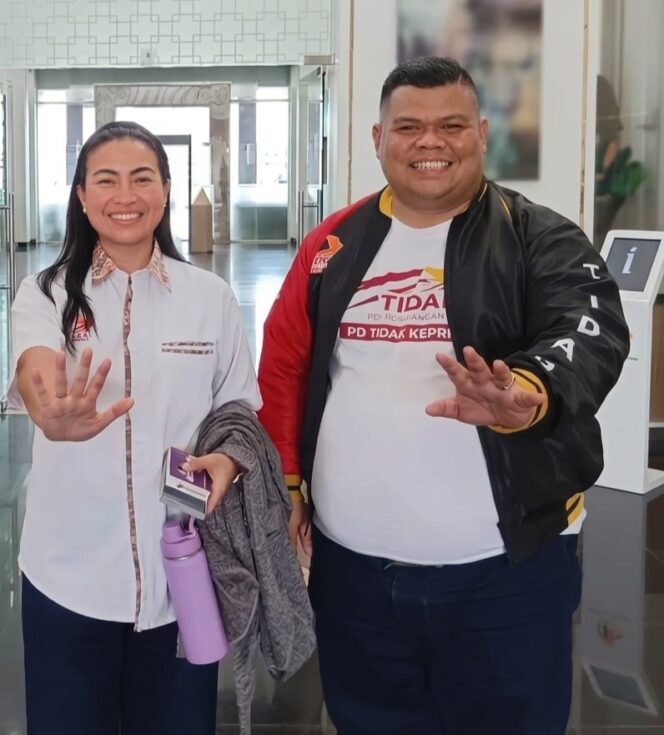 
					Supardi Ar alias Lemo, Pengurus PC Tidar Kota Tanjungpinang saat mendampingi Ketua umum PP Tidar, Rahayu Saraswati Djojohadikusumo 