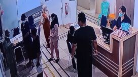 Dokter Jaga IGD saat berkomunikasi dengan keluarga pasien, Selasa (15/09) dini hari