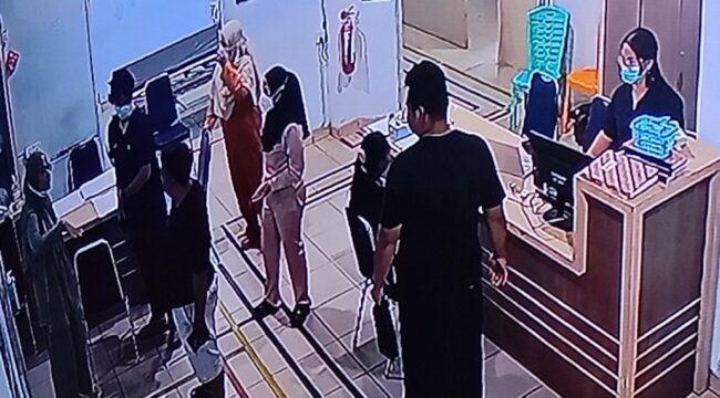Dokter Jaga IGD saat berkomunikasi dengan keluarga pasien, Selasa (15/09) dini hari