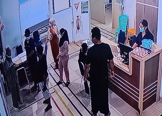 
					Dokter Jaga IGD saat berkomunikasi dengan keluarga pasien, Selasa (15/09) dini hari
