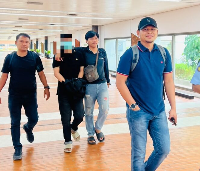 
					Seorang pria berinisial SP alias R asal Lampung diamankan Unit Tindak Pidana Tertentu (Tipiter) Satreskrim Polres Bintan terkait dugaan penipuan bermodus love scam yang menyebabkan seorang warga Bintan mengalami kerugian hingga puluhan juta rupiah.