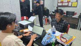Tersangka persetubuhan anak dibawah umur saat diperiksa oleh tim penyidik Unit Reskrim Polsek Bintan Timur, Jumat (02/10/2026) F-Yuli