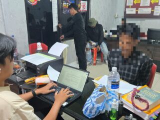 Tersangka persetubuhan anak dibawah umur saat diperiksa oleh tim penyidik Unit Reskrim Polsek Bintan Timur, Jumat (02/10/2026) F-Yuli