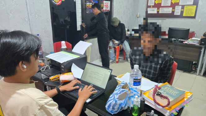 
					Tersangka persetubuhan anak dibawah umur saat diperiksa oleh tim penyidik Unit Reskrim Polsek Bintan Timur, Jumat (02/10/2026) F-Yuli