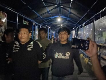 Berbadan besar, salah satu tersangka kasus pencurian besi di PT. BAI saat ditangkap oleh Satreskrim Polres Bintan beberapa waktu lalu, F-Yuli 