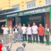 Sahabat Coffee CEO resmi membuka outlet pertamanya di Kota Tanjungpinang melalui kegiatan grand opening yang digelar di Jalan Engku Putri, Kelurahan Tanjung Ayun Sakti, Kecamatan Bukit Bestari, Rabu (7/10/2026).