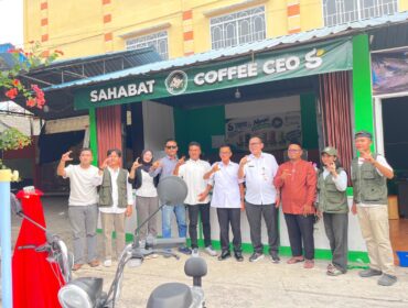 Sahabat Coffee CEO resmi membuka outlet pertamanya di Kota Tanjungpinang melalui kegiatan grand opening yang digelar di Jalan Engku Putri, Kelurahan Tanjung Ayun Sakti, Kecamatan Bukit Bestari, Rabu (7/10/2026).