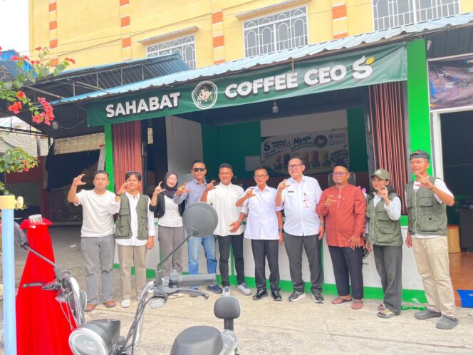 
					Sahabat Coffee CEO resmi membuka outlet pertamanya di Kota Tanjungpinang melalui kegiatan grand opening yang digelar di Jalan Engku Putri, Kelurahan Tanjung Ayun Sakti, Kecamatan Bukit Bestari, Rabu (7/10/2026).