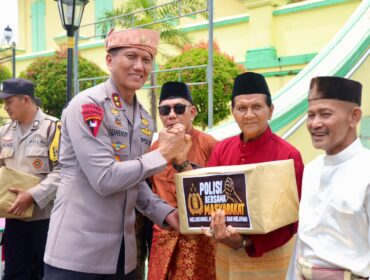 Ziarah ke Pulau Penyengat, Kapolda Kepri Salurkan Bansos dan Ajak Warga Jaga Kamtibmas, Minggu (18/10/2026) F-Istimewa 