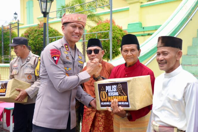 
					Ziarah ke Pulau Penyengat, Kapolda Kepri Salurkan Bansos dan Ajak Warga Jaga Kamtibmas, Minggu (18/10/2026) F-Istimewa 