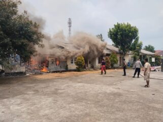 Dua unit rumah dinas guru di SDN 003 Bintan Timur, Kelurahan Kijang Kota, Kecamatan Bintan Timur, Kabupaten Bintan, Kepulauan Riau, ludes terbakar pada Minggu (18/10/2026) siang.