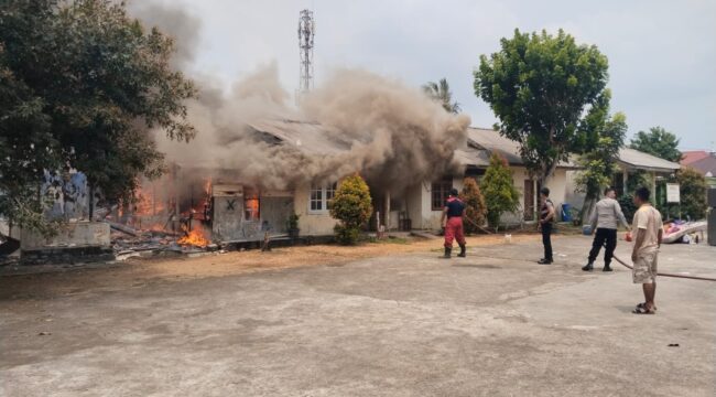 Dua unit rumah dinas guru di SDN 003 Bintan Timur, Kelurahan Kijang Kota, Kecamatan Bintan Timur, Kabupaten Bintan, Kepulauan Riau, ludes terbakar pada Minggu (18/10/2026) siang.