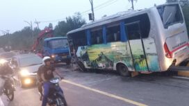 Angkut 20 Penumpang ASN, Bus Pemkab Bintan Tabrakan dengan Mobil Expander di Jembatan Pulau Ladi