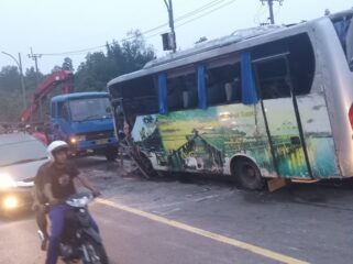 Angkut 20 Penumpang ASN, Bus Pemkab Bintan Tabrakan dengan Mobil Expander di Jembatan Pulau Ladi