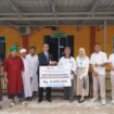 General Manager InJourney Airports Kantor Cabang Bandara RHF, Mohamad Setiadi Dermawan Wakan saat menyerahkan bantuan pembangunan Masjid