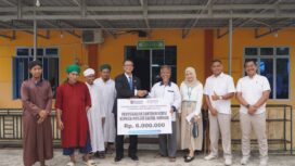 General Manager InJourney Airports Kantor Cabang Bandara RHF, Mohamad Setiadi Dermawan Wakan saat menyerahkan bantuan pembangunan Masjid