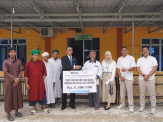 General Manager InJourney Airports Kantor Cabang Bandara RHF, Mohamad Setiadi Dermawan Wakan saat menyerahkan bantuan pembangunan Masjid 