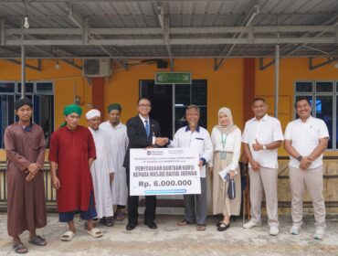 General Manager InJourney Airports Kantor Cabang Bandara RHF, Mohamad Setiadi Dermawan Wakan saat menyerahkan bantuan pembangunan Masjid 