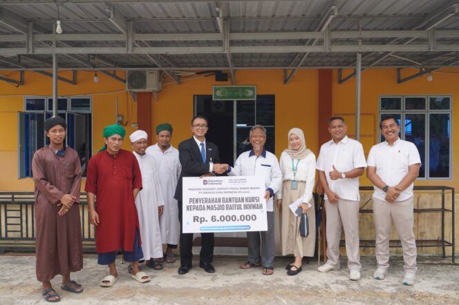 
					General Manager InJourney Airports Kantor Cabang Bandara RHF, Mohamad Setiadi Dermawan Wakan saat menyerahkan bantuan pembangunan Masjid 