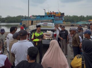 Kegiatan Razia Perut Lapar kembali viral di media sosial. Tak sekadar membagikan makanan kepada warga, kegiatan yang digagas IPDA Zulhamsyah Putra, anggota Polresta Tanjungpinang, juga dimanfaatkan untuk menyampaikan pesan keselamatan berlalu lintas menjelang Operasi Patuh Seligi 2026.