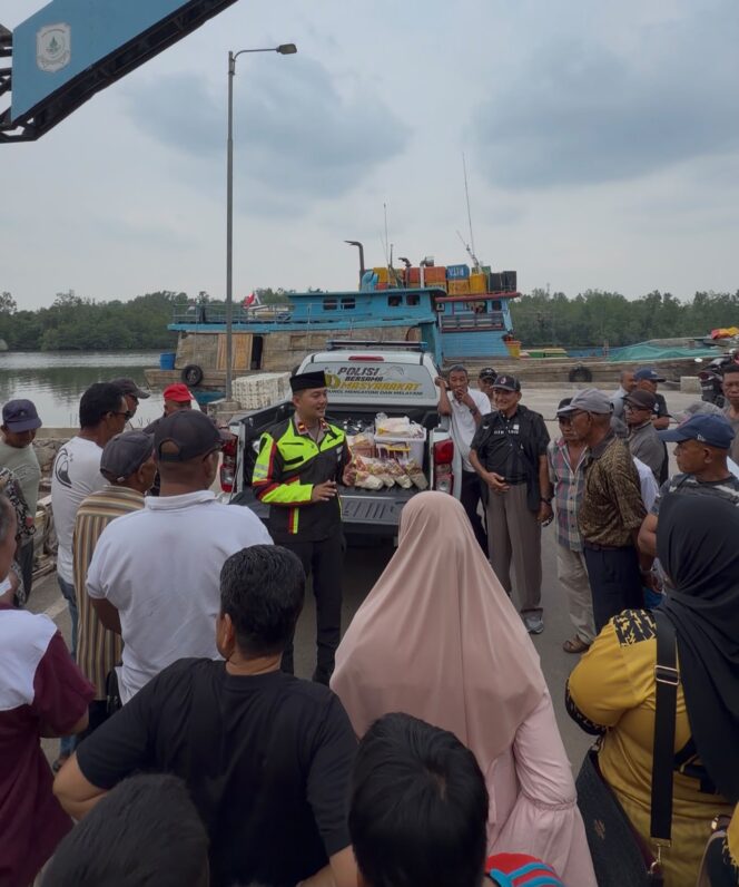 
					Kegiatan Razia Perut Lapar kembali viral di media sosial. Tak sekadar membagikan makanan kepada warga, kegiatan yang digagas IPDA Zulhamsyah Putra, anggota Polresta Tanjungpinang, juga dimanfaatkan untuk menyampaikan pesan keselamatan berlalu lintas menjelang Operasi Patuh Seligi 2026.