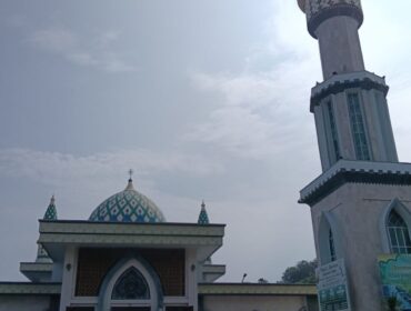 Masjid Agung Al Hikmah yang dikenal secara historis sebagai Masjid Keling telah berdiri sejak tahun 1834