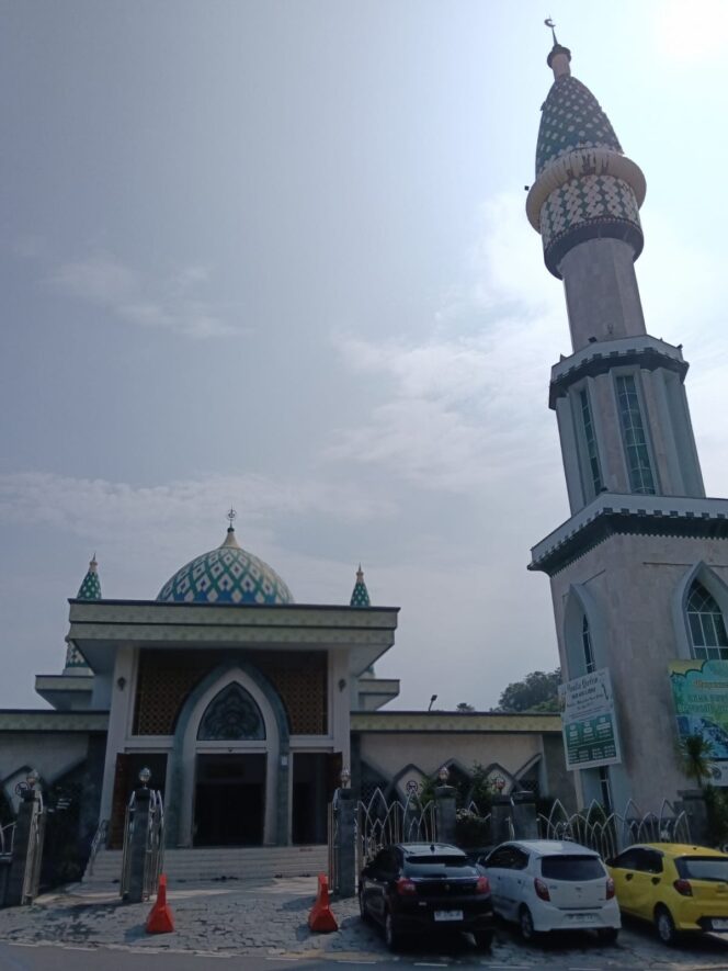 
					Masjid Agung Al Hikmah yang dikenal secara historis sebagai Masjid Keling telah berdiri sejak tahun 1834