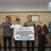 PT Angkasa Pura Indonesia (Injourney Airports) Kantor Cabang Bandara Raja Haji Fisabilillah menyalurkan bantuan 94 buku bacaan anak kepada Perpustakaan Provinsi Kepulauan Riau, Jumat (23/10/2026).