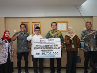PT Angkasa Pura Indonesia (Injourney Airports) Kantor Cabang Bandara Raja Haji Fisabilillah menyalurkan bantuan 94 buku bacaan anak kepada Perpustakaan Provinsi Kepulauan Riau, Jumat (23/10/2026).