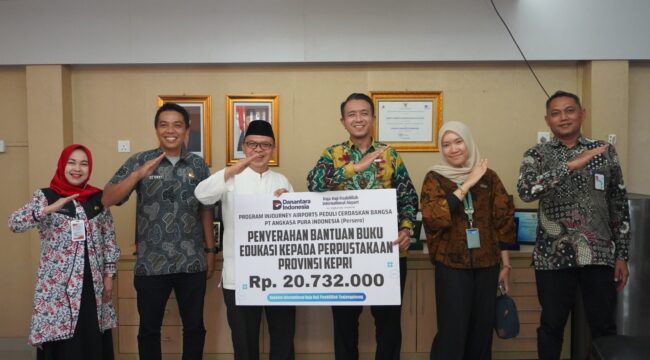 PT Angkasa Pura Indonesia (Injourney Airports) Kantor Cabang Bandara Raja Haji Fisabilillah menyalurkan bantuan 94 buku bacaan anak kepada Perpustakaan Provinsi Kepulauan Riau, Jumat (23/10/2026).