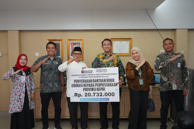 
					PT Angkasa Pura Indonesia (Injourney Airports) Kantor Cabang Bandara Raja Haji Fisabilillah menyalurkan bantuan 94 buku bacaan anak kepada Perpustakaan Provinsi Kepulauan Riau, Jumat (23/10/2026).