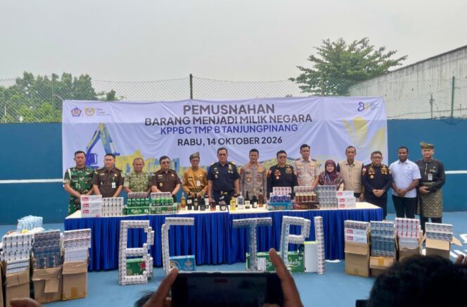 
					Bea Cukai Tanjungpinang memusnahkan Barang yang Menjadi Milik Negara (BMMN) hasil penindakan selama periode 2025–2026 dengan nilai mencapai Rp4,3 miliar, Rabu (14/10) F-Suaib